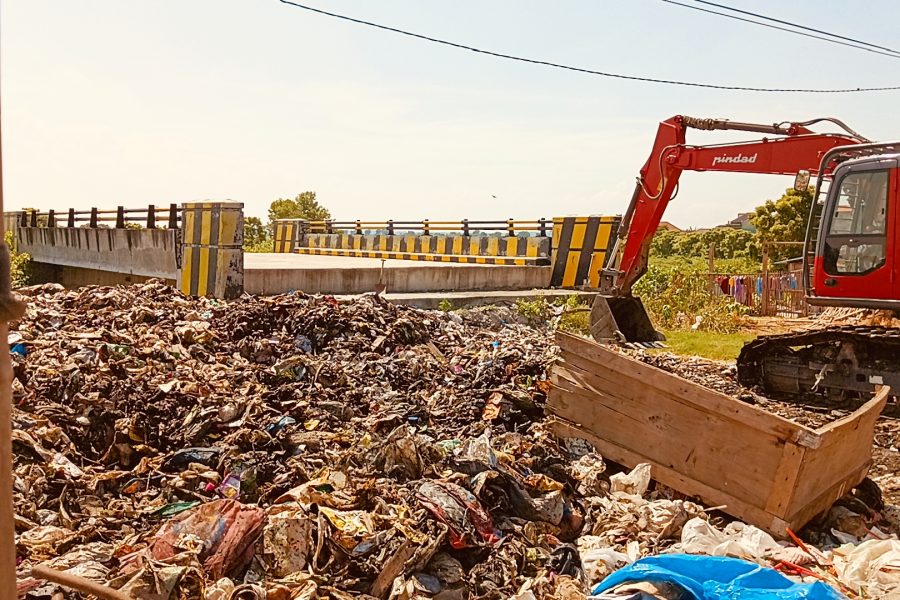 DLH Gandeng Forkopimcam Dan Desa Ambeng – Ambeng Gerak Cepat Atasi Tumpukan Sampah