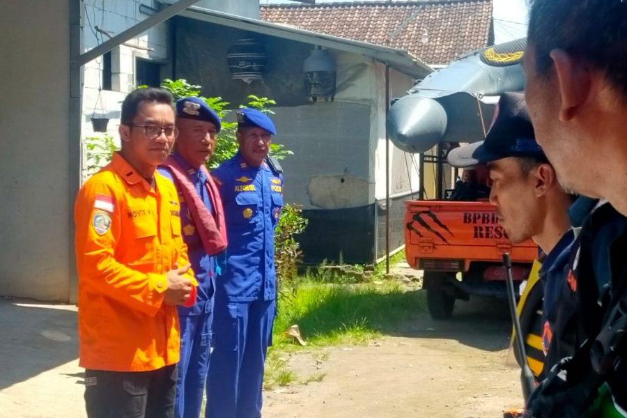 Satpolairud Polres Gresik Bantu Evakuasi Dua Korban Terseret Arus Sungai Kalimas Gresik