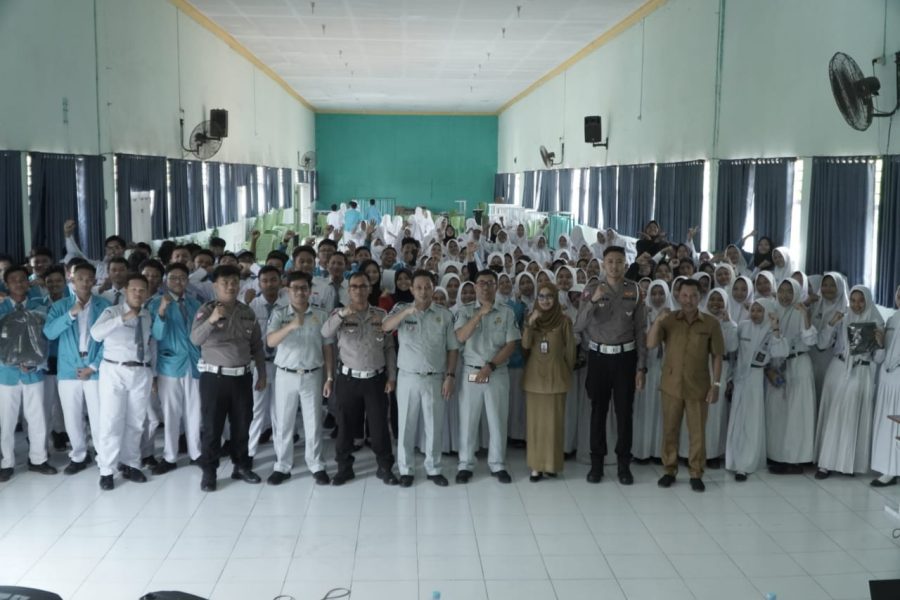 Demi Cegah Kecelakaan, Satlantas Polres Gresik Gelar Police Go To School di SMA Negeri Cerme di Sekolah