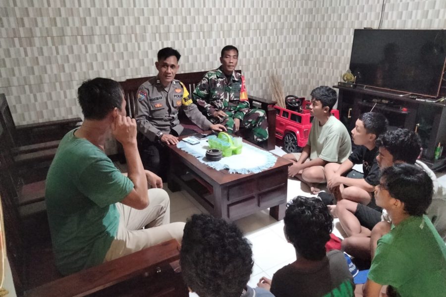 Cegah Kenakalan Remaja, Babinsa bersama Bhabinkamtibmas Komsos Dengan Ketua RT di Wilayah Binaan