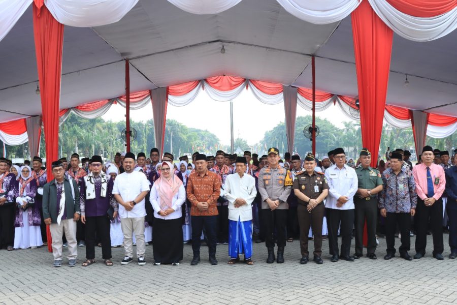 Berikan Rasa Aman dan Nyaman Polres Gresik  Kawal Keberangkatan Jamaah Haji