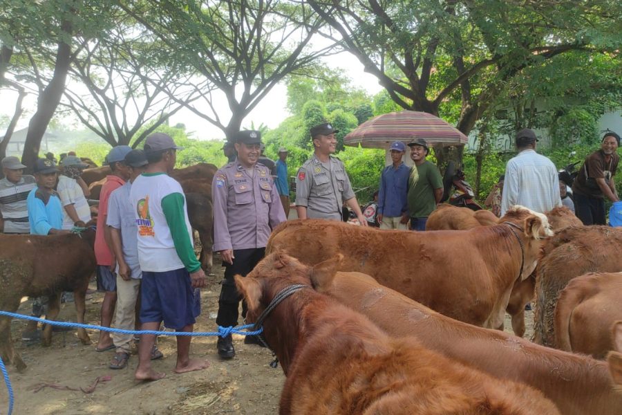 Polisi Gresik Patroli Pasar Hewan Cegah Kriminalitas