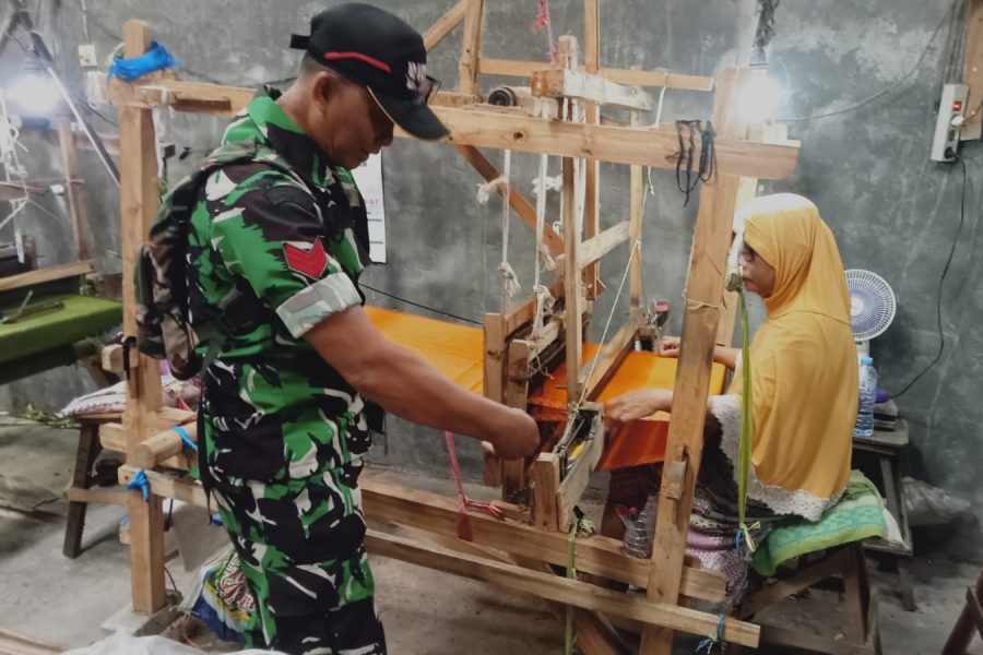 Babinsa Eratkan Silaturahmi Bersama Pengrajin Batik Wedani Giri Nata