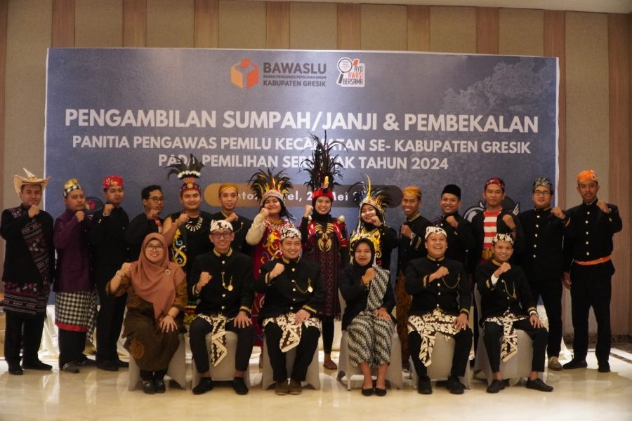 Bawaslu  Lantik 54 Panwascam, Baju Adat Jadi Simbol Politik Berbudaya