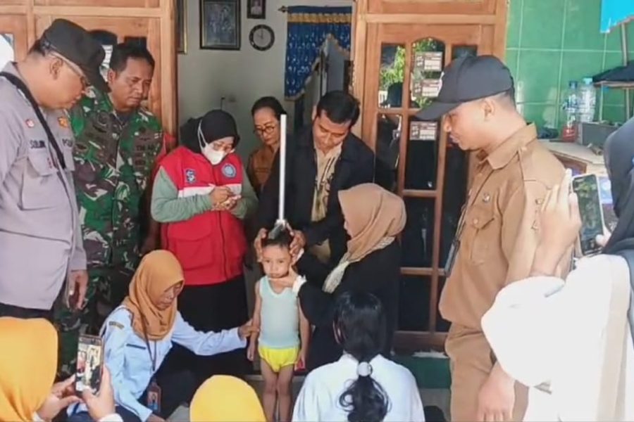 Empat Pilar Babinsa Benowo Kunjungi Balita Pra Stunting 