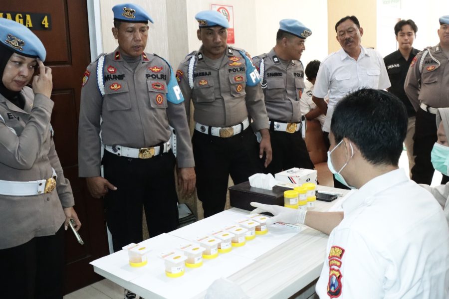 Upaya Pencegahan Penyalahgunaan Narkoba Polda Jatim Lakukan Test Urine Personel Polres Gresik