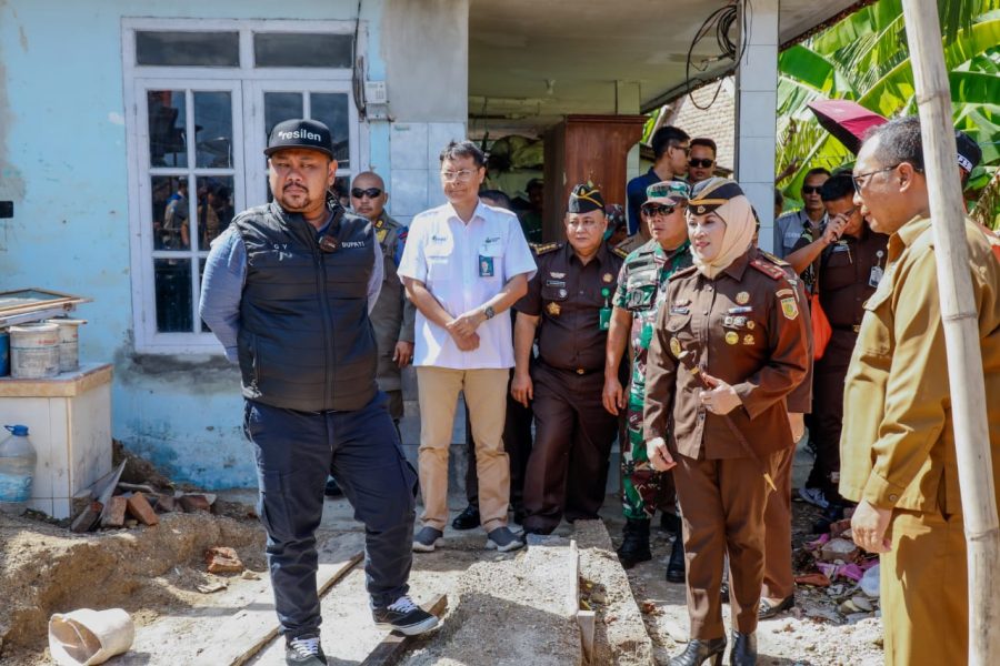 Bupati Gresik Dampingi Kajati Jatim Serahkan Bantuan  Korban Gempa Bawean
