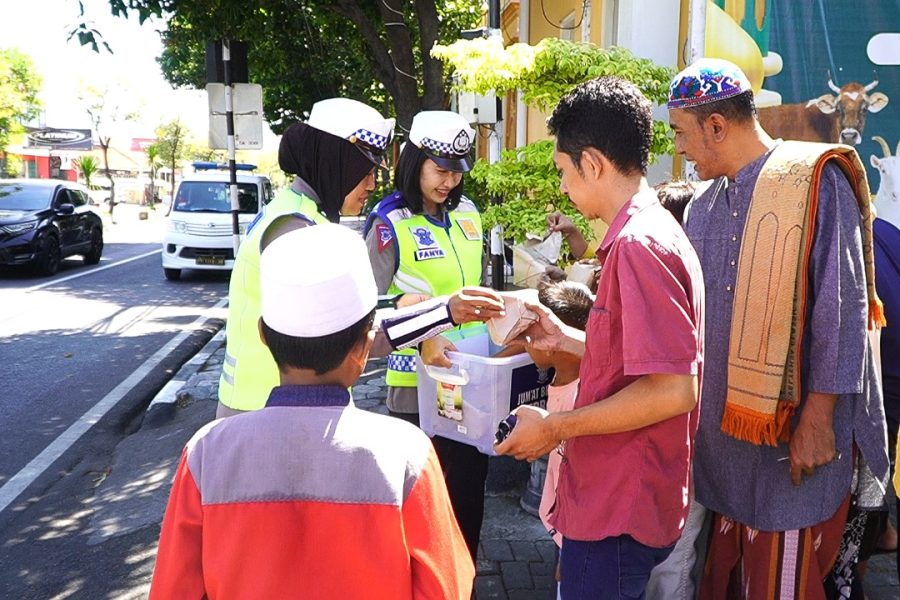 Srikandi Satlantas Polres Gresik Gelar Patroli dan Berbagi Makanan di Masjid Baitus Salam