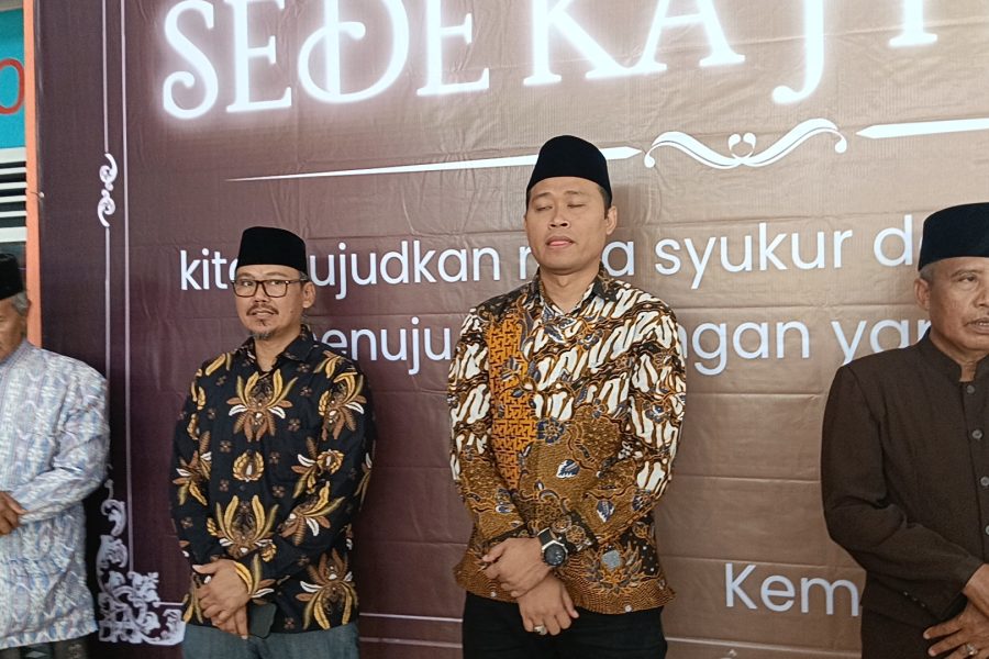 RW 01 Kembangan Gelar Tasyakuran Sedekah Bumi Dengan Ratusan Tumpeng Dan Ambeng