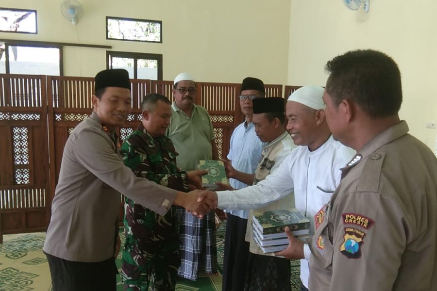 Polsek Cerme Wakaf Ratusan Al-Qur’an ke seluruh Desa di Cerme