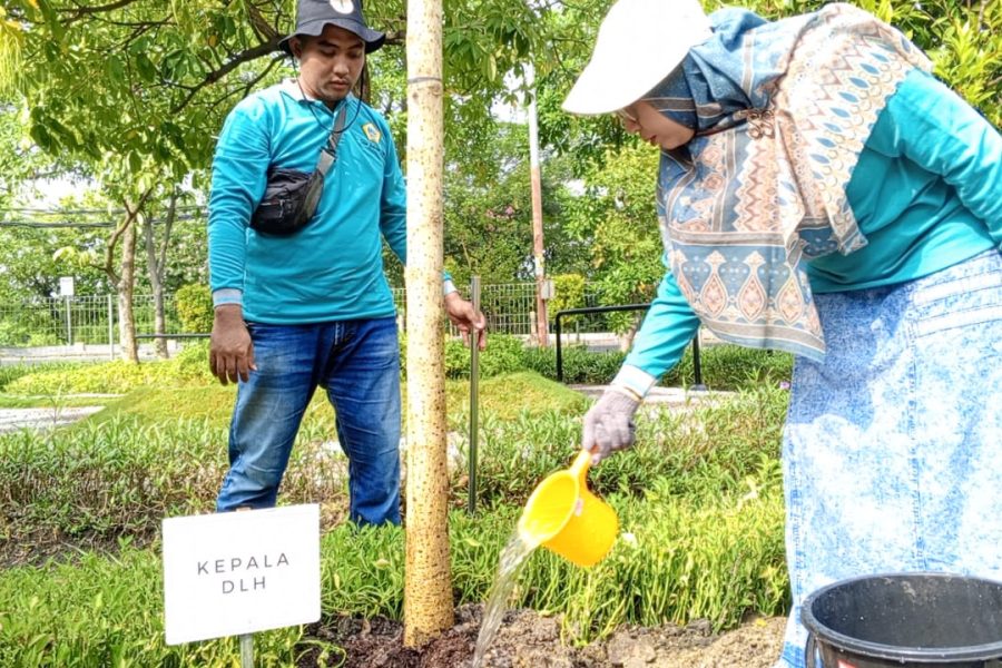Kadis DLH Ajak Stakeholder Aksi Bersih – Bersih , Tanam Pohon dan Biopori Di Taman Prambangan