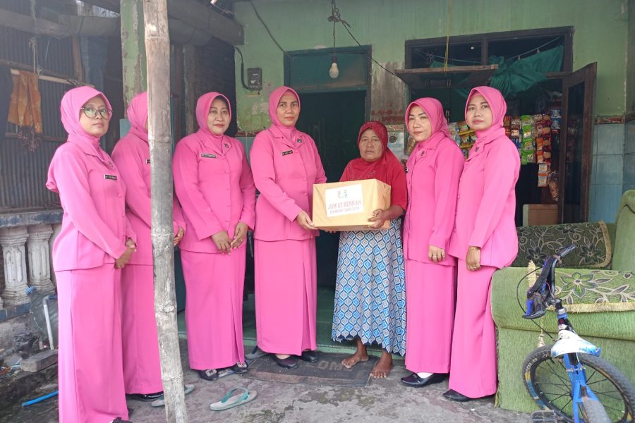 Bhayangkari Polsek Benjeng Berbagi Kasih dengan Janda dan Warga Kurang Mampu