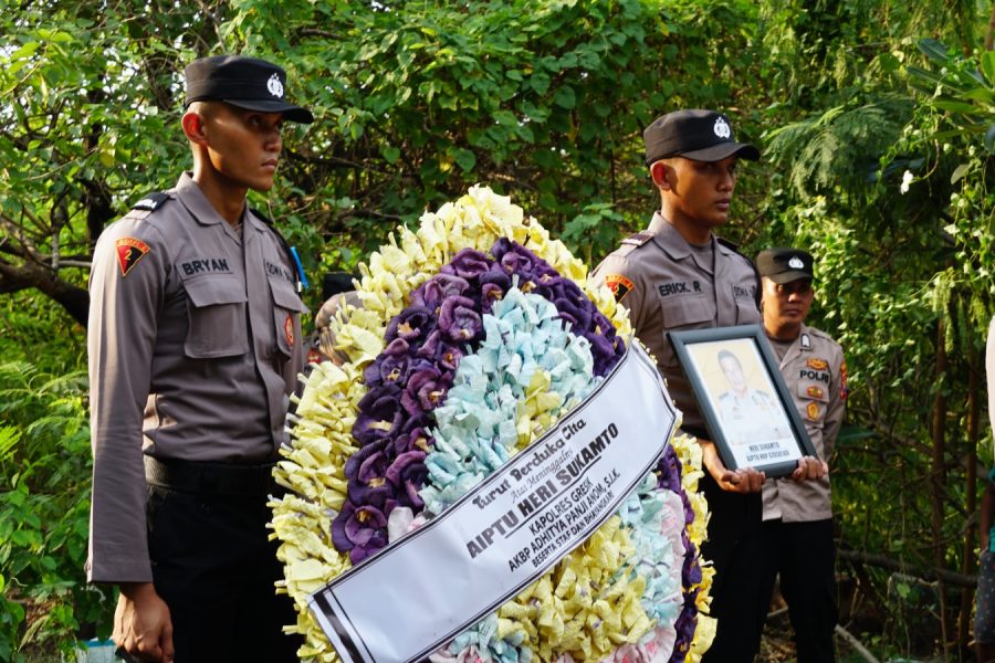 Bentuk Penghormatan, Polres Gresik Menggelar Upacara Pemakaman Dinas Kepolisian untuk Aiptu Heri Sukamto