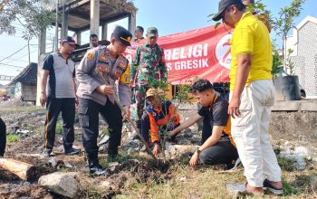 Polsek Kedamean Gelar Bakti Religi dan Tanam Pohon di Masjid Husnul Khotimah