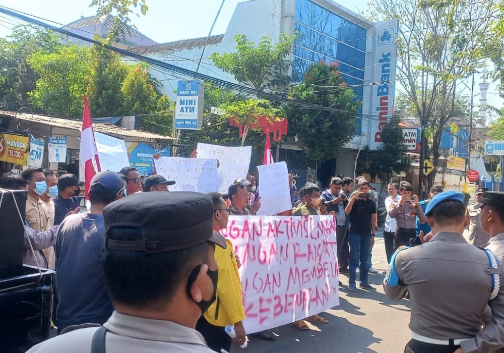 Demo Kantor DPRD, Puluhan Aktivis Persoalkan Kadinsos Lamongan