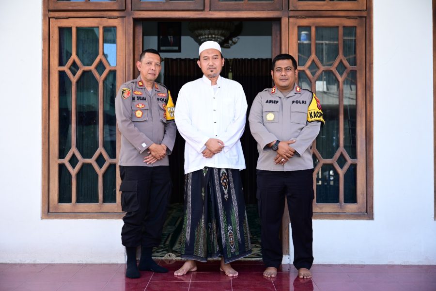 Kapolres Gresik AKBP Arief Kurniawan Jalin Silaturahmi dengan Pengasuh Ponpes Qomarudin Bungah