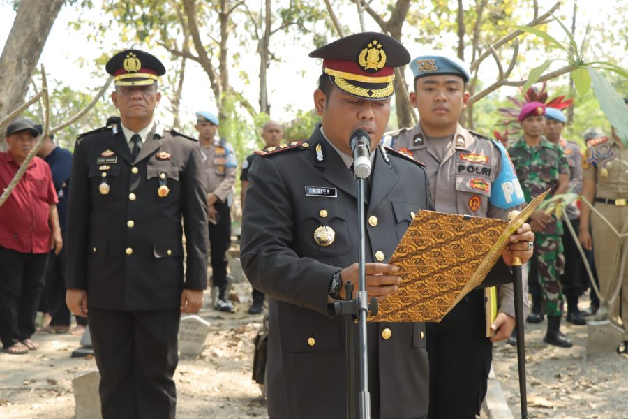 Kapolres Gresik Pimpin Upacara Pemakaman Aipda Wahyudi