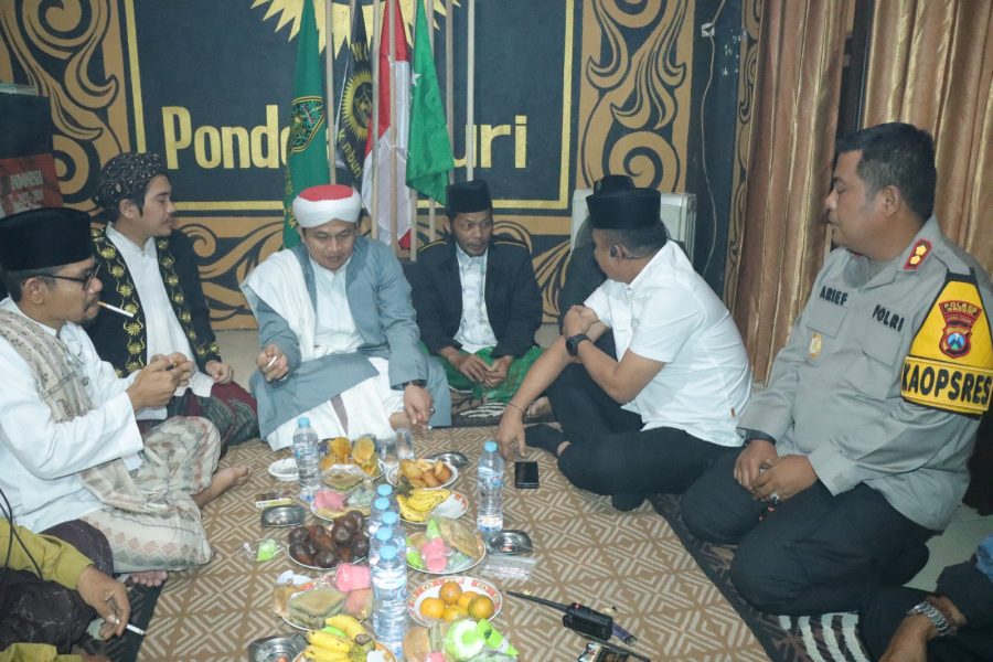 Polres Gresik Gelar Pengamanan Haul Mbah Zainal Abidin di Menganti Gresik