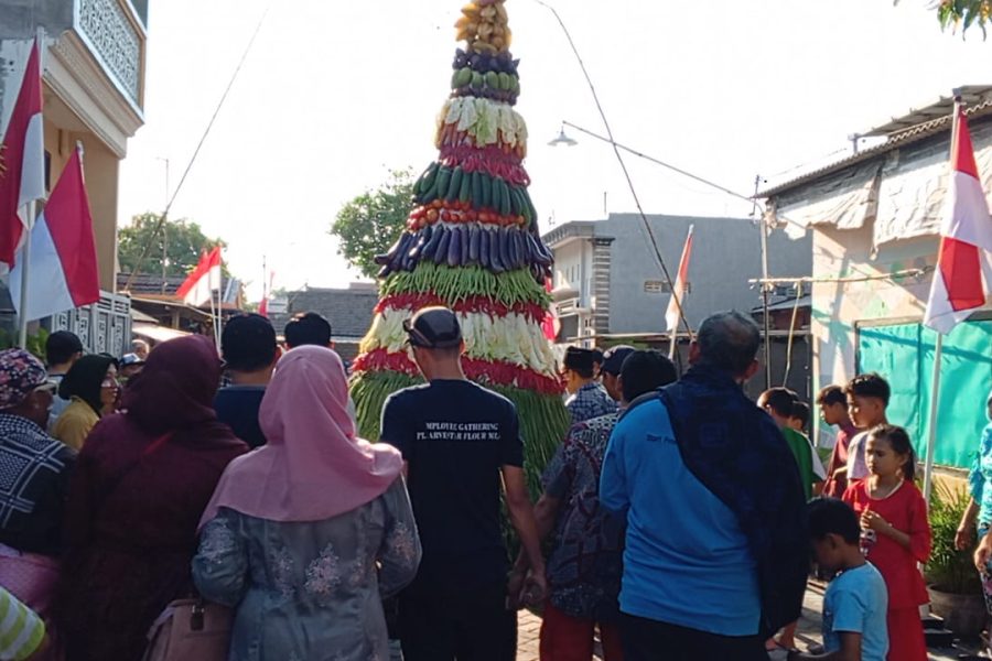 Desa Sukomulyo Warga Rt 09 Pawai Tumpeng Perdana Menyambut HUT Ke – 79