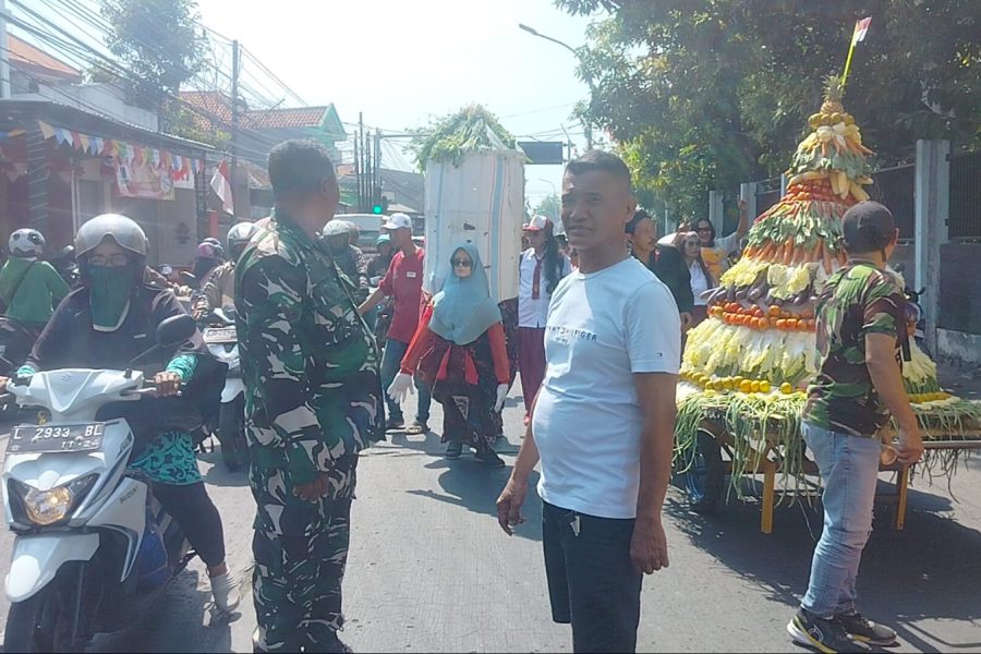 Babinsa Benowo Pantau dan Amankan Jalannya Karnaval Perayaan HUT RI Ke-79
