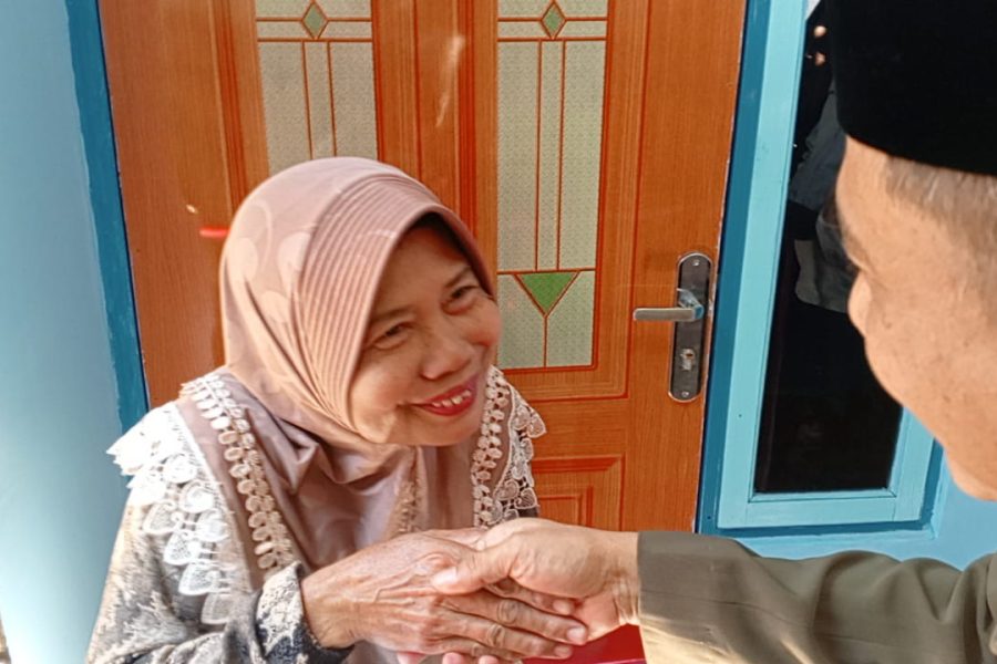 Priyono Serahkan Kunci RSKILHS Disaksikan Forkopimcam Kebomas Ke Ibu Njami 