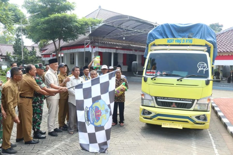 Dandim 0829 Bersama Pj. Bupati Bangkalan Serahkan Bantuan Bibit Secara Simbolis