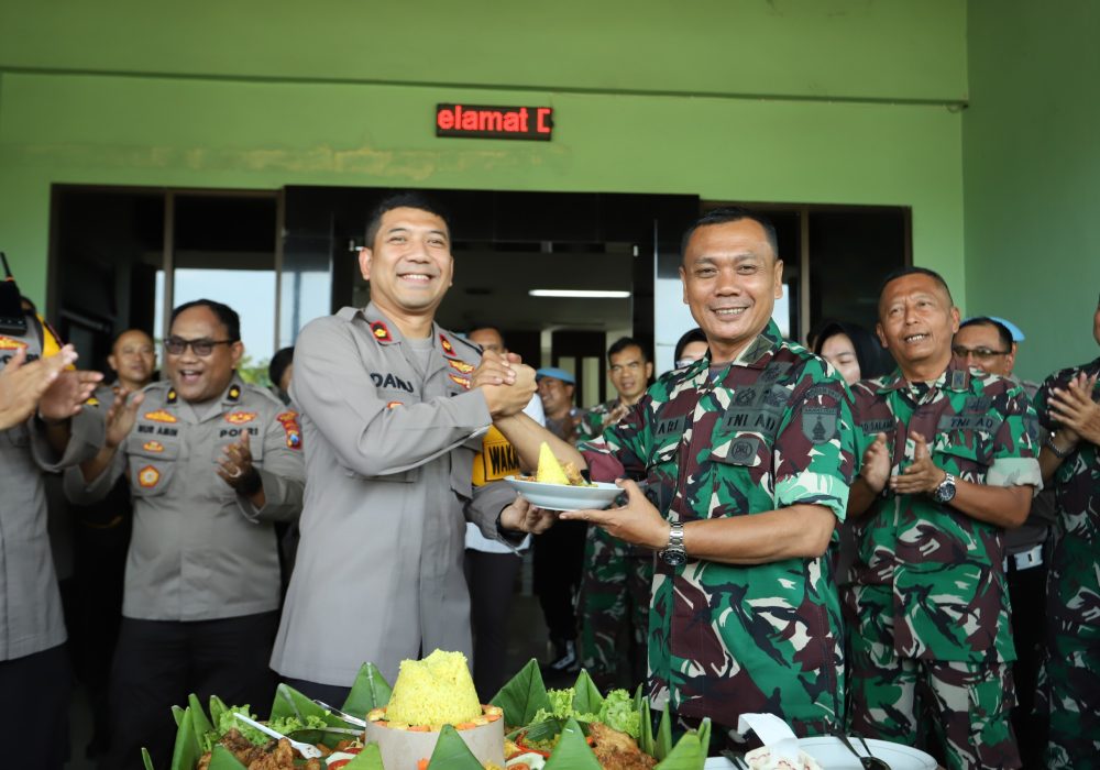 Solidaritas TNI-Polri Kian Menguat, Polres Gresik Beri Kejutan di HUT TNI ke-79 di Kodim 0817/Gresik