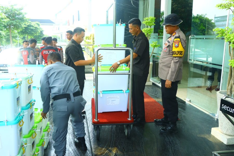 Polres Gresik Gelar Pengamanan Rapat Pleno Terbuka Rekapitulasi Hasil Penghitungan Perolehan Suara Pilkada 2024 di Hotel Santika
