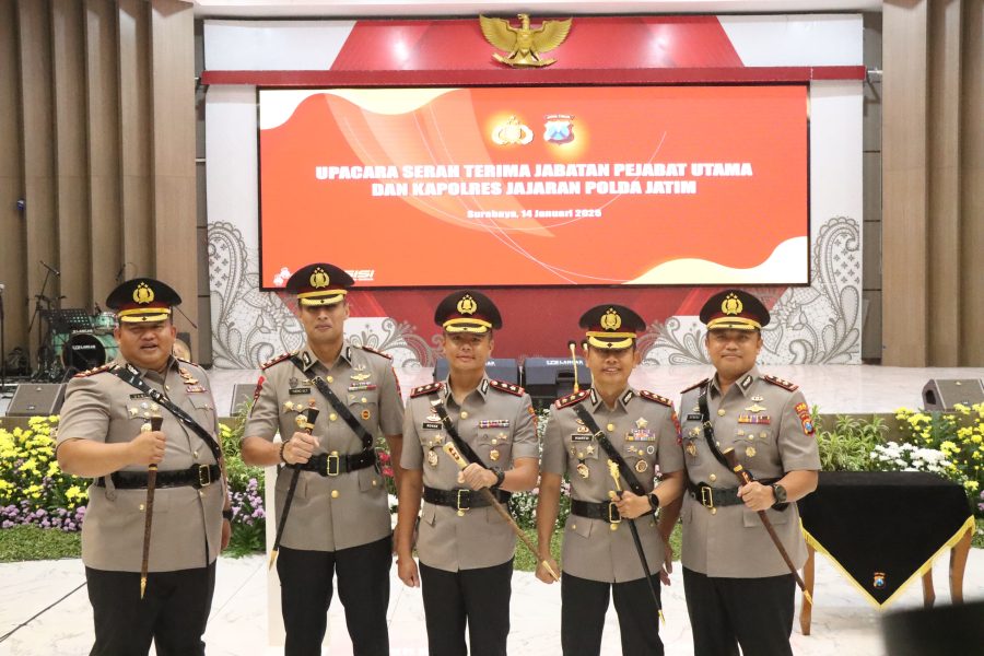 Sertijab Kapolres Gresik : Tongkat Komando dari AKBP Arief Kurniawan Beralih ke AKBP Rovan Richard Mahenu