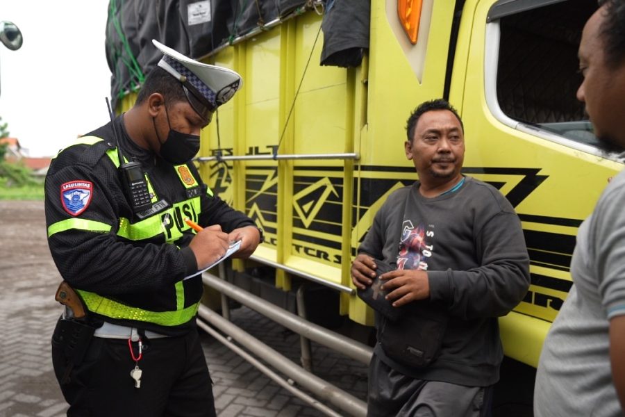 Kapolres Gresik Tegaskan Larangan Truk Melintas saat Jam Operasional dan Truk Muat MBLB Wajib Ditutup Terpal