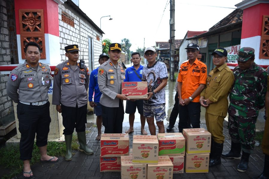 Bentuk Kepedulian,Kapolres Gresik Salurkan Bantuan Sosial bagi Warga Terdampak Banjir di Benjeng
