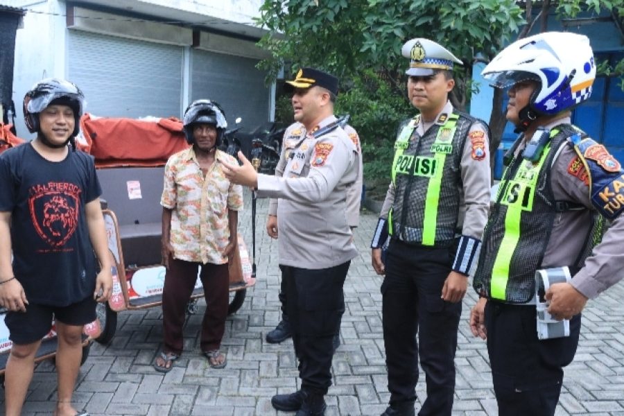 Aksi Humanis Operasi Keselamatan Semeru, Kapolres Gresik Bagikan Helm Gratis Pengemudi Becak Listrik