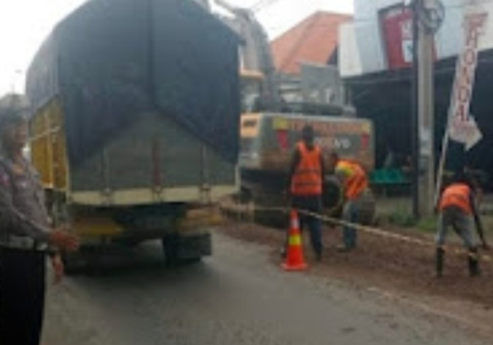 Jajaran Kapolsek Menganti Gerak Cepat Urai Kemacetan Di Menganti