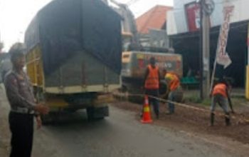 Jajaran Kapolsek Menganti Gerak Cepat Urai Kemacetan Di Menganti