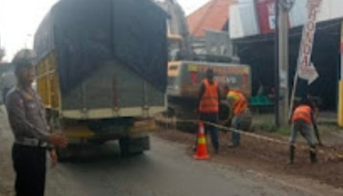 Jajaran Kapolsek Menganti Gerak Cepat Urai Kemacetan Di Menganti