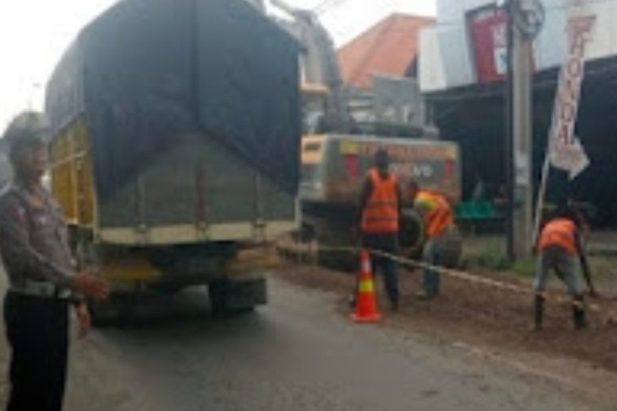 Jajaran Kapolsek Menganti Gerak Cepat Urai Kemacetan Di Menganti