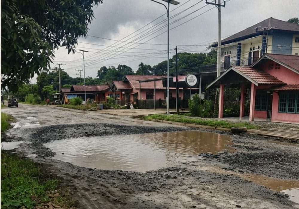 Jalan Poros Menuju RS HIS Simpang Raya Rusak Parah, Warga Keluhkan Minimnya Perhatian dari Pemerintah