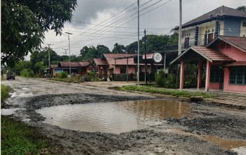 Jalan Poros Menuju RS HIS Simpang Raya Rusak Parah, Warga Keluhkan Minimnya Perhatian dari Pemerintah